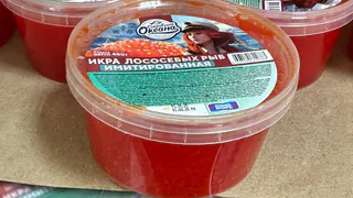 Всё хорошее и недорогое в Светофоре сметается: покупатели рассматривают икру лососевую за 93 руб - отличный вариант для праздничного стола