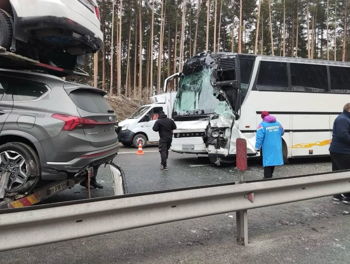 На трассе М-5 под Миассом автобус с детьми попал в аварию при столкновении с эвакуатором