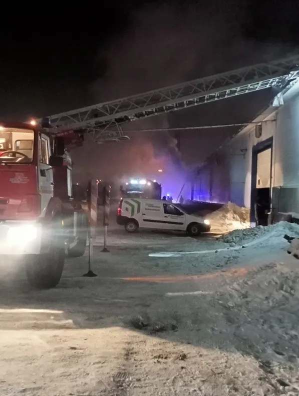 В Магнитогорске полыхали склады: от горящих ангаров отгоняли машины