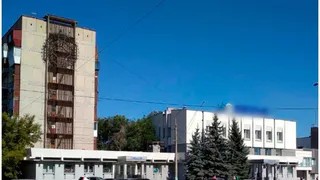 Чудом выжил: магнитогорец выпал из окна с девятого этажа на козырек дома