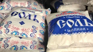 Всегда ставлю соль у порога: Горничная научила 1 полезной хитрости — в быту очень помогает