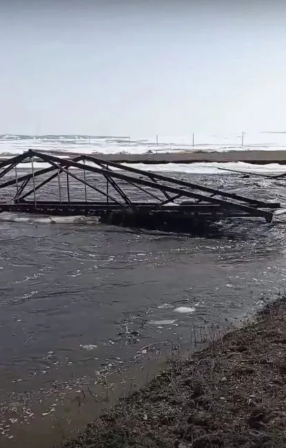 Под Магнитогорском ледоходом снесло мост