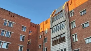 Суд взыскал с владельцев балкона в Магнитогорске 800 тысяч рублей за падение глыбы льда на ребенка