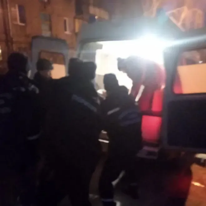 Спасатели помогли врачам попасть в квартиру жительницы Магнитогорска, которую сразил инсульт