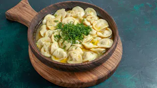 1 стакан в кастрюлю – и пельмени станут вкуснее любого стейка: сработает даже с полуфабрикатами