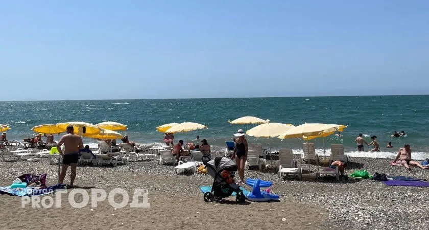 "Купаться невозможно, мы все сидим на берегу": Черное море преподнесло сюрприз отдыхающим