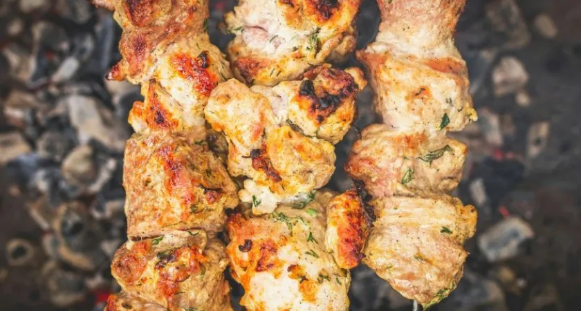 Королевский шашлык на мангале: хитрость перед жаркой - сочное мясо