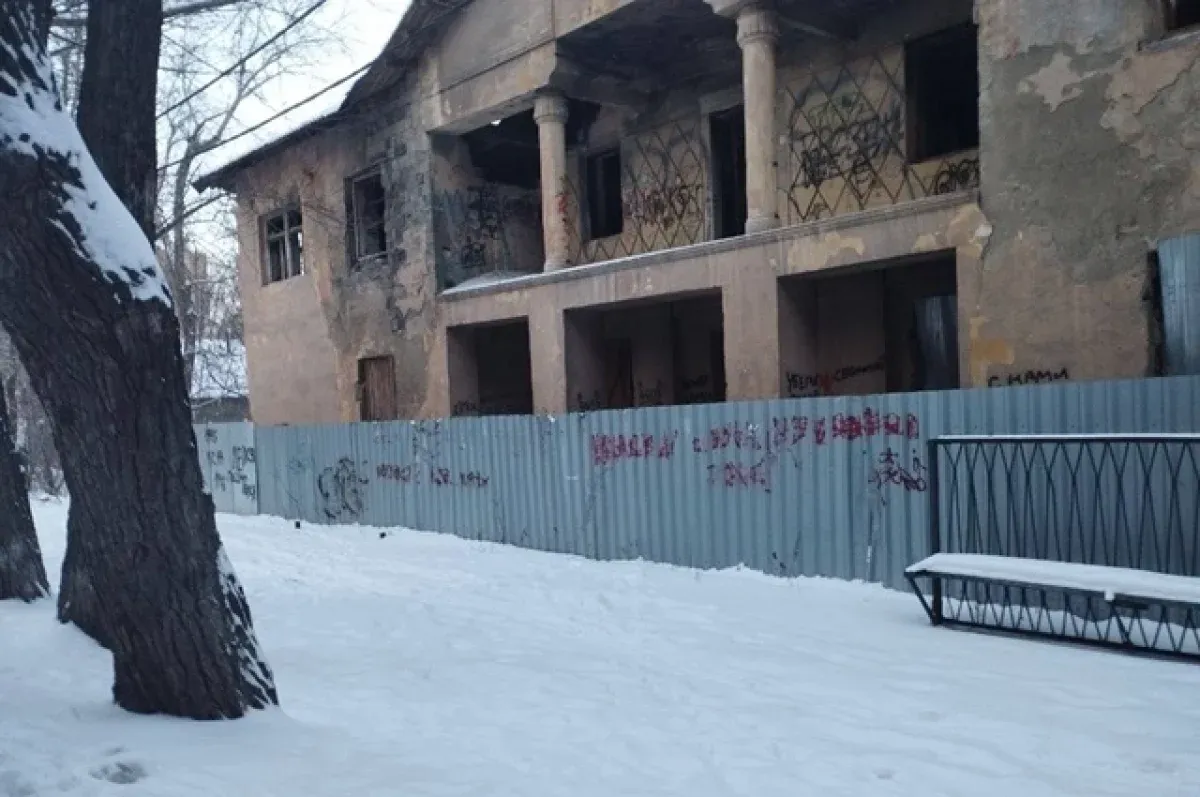 В Челябинской области прокуратура оградила дом от угроз заброшенного здания