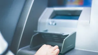 Не паниковать: вот что нужно делать, если банкомат "съел" карточку
