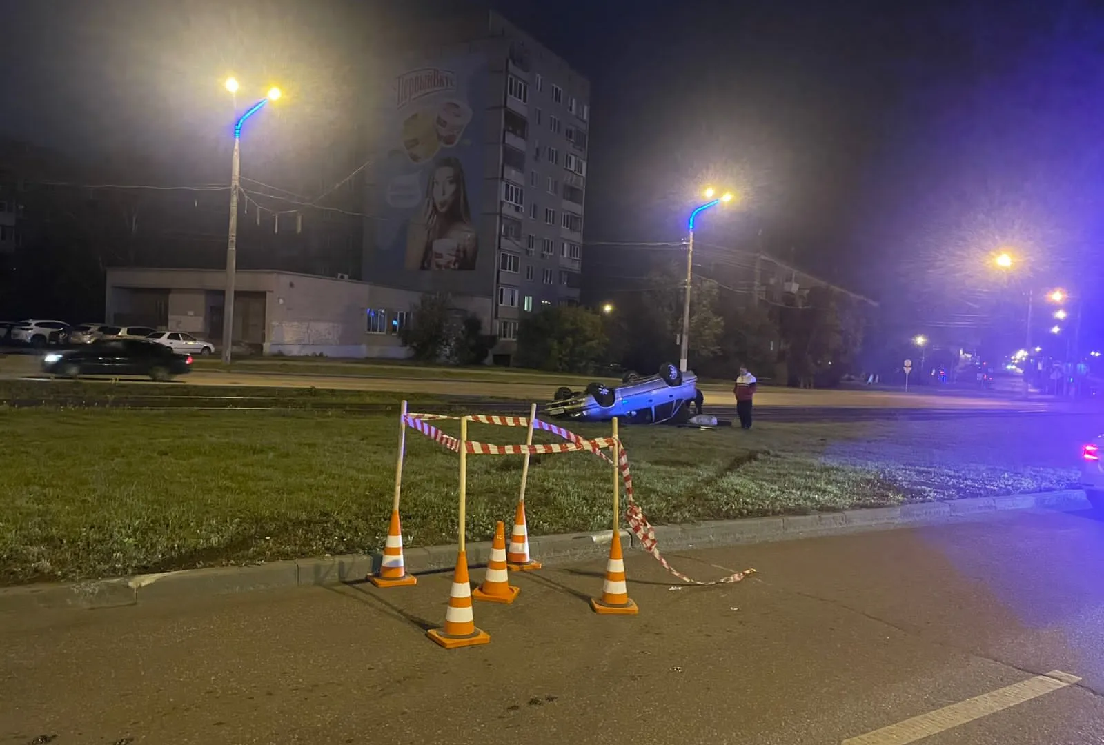 ДТП с опрокидыванием автомобиля: женщина госпитализирована после столкновения с грузовиком в Магнитогорске