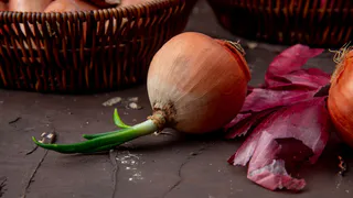 Кладу луковую шелуху под свою кровать: старинный метод – актуальный по сей день