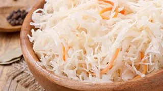 Капусту на зиму квашу только так: получается очень сочной, вкусной и хрустящей — древний русский рецепт раскрыли