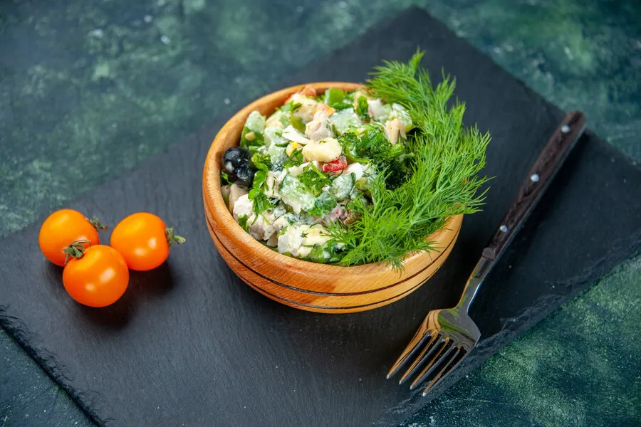 Готовим простой и сытный салат с курицей: почти как «Столичный», но в несколько раз вкуснее