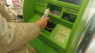 Всех, кто получает пенсию на банковскую карту, ждет новое правило с 15 июля