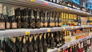 Пьяного посетителя магазина в Магнитогорске пришлось успокаивать с помощью охраны 