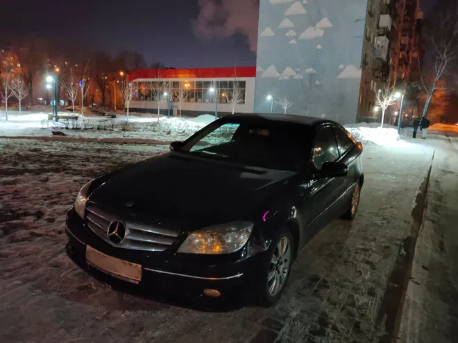 В Магнитогорске из сквера на месте рухнувшего подъезда автомобилист устроил парковку