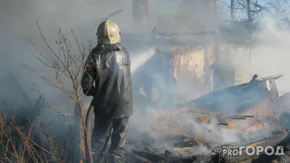 Магнитогорск в огне: пожарные сражались с пламенем в жилом доме и бывшем общежитии