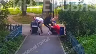 В Челябинске две женщины избили приятельницу у подъезда