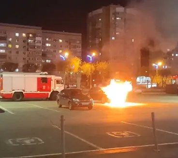 В Магнитогорске произошёл пожар в автомобиле на парковке торгового центра