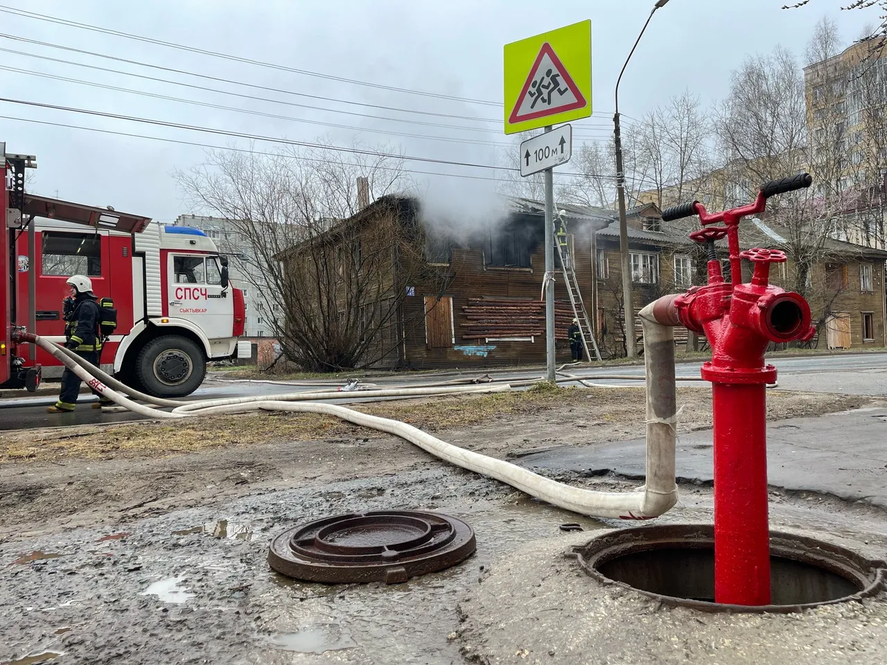 В Магнитогорске загорелась будка охраны: пострадал пожилой сторож
