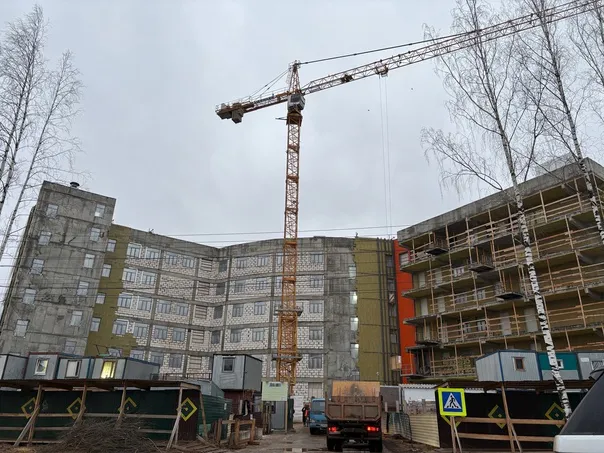 В Магнитогорске мужчина угрожал спрыгнуть с башенного крана