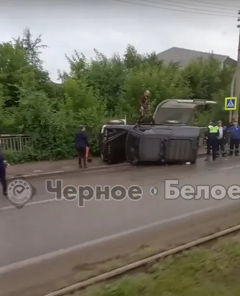 В Магнитогорске внедорожник вылетел на остановку: есть пострадавший