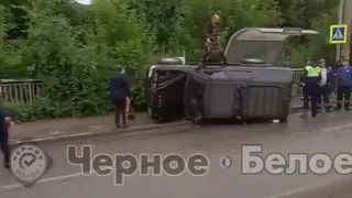 В Магнитогорске внедорожник вылетел на остановку: есть пострадавший