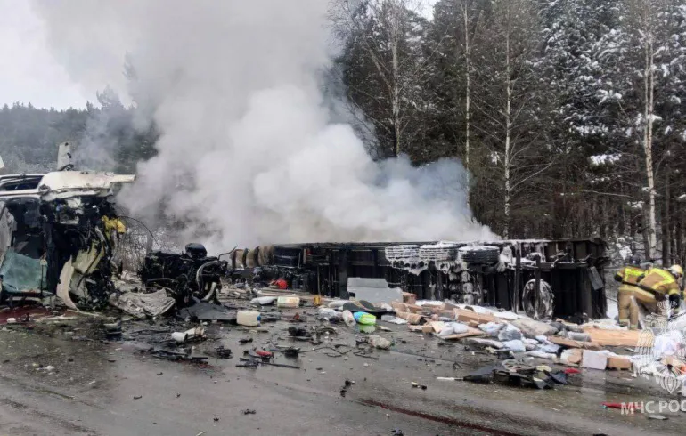 Грузовик вспыхнул после массового ДТП на М-5 в Челябинской области