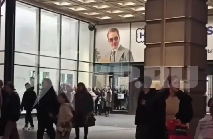 Посетителей ТЦ "Галерея" в Петербурге эвакуировали вечером 22 марта