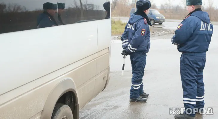 Сотрудники ГИБДД продолжают дежурить вблизи торговых центров