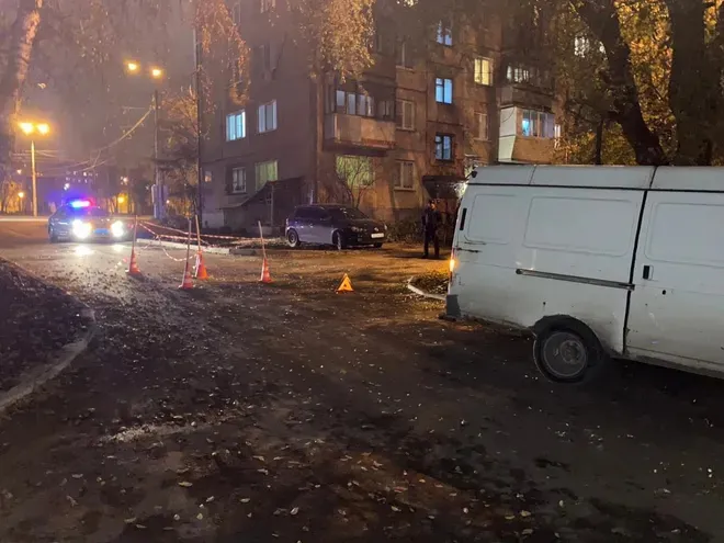 В одном из дворов Магнитогорска водитель «Газели» сдавал назад и наехал на пешехода