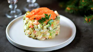Как «Оливье», но с совершенно новым вкусом: добавьте в салат необычный ингредиент и подайте на праздничный стол