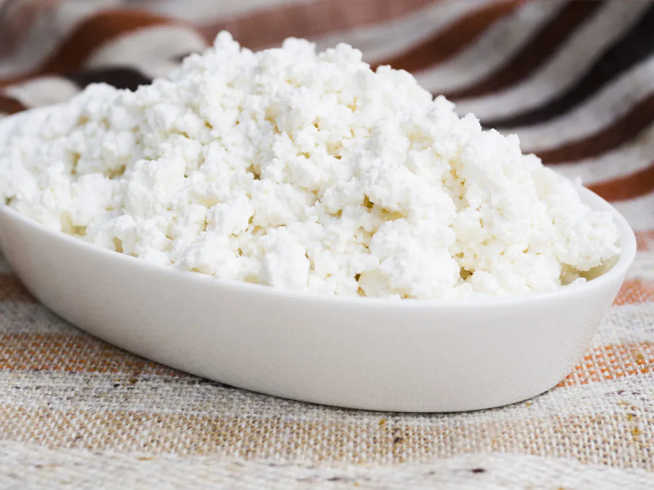 Роскачество нашло запрещенный «мясной клей» в твороге ряда производителей — какой покупать