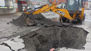 В Челябинской области провалился асфальт у здания ГАИ