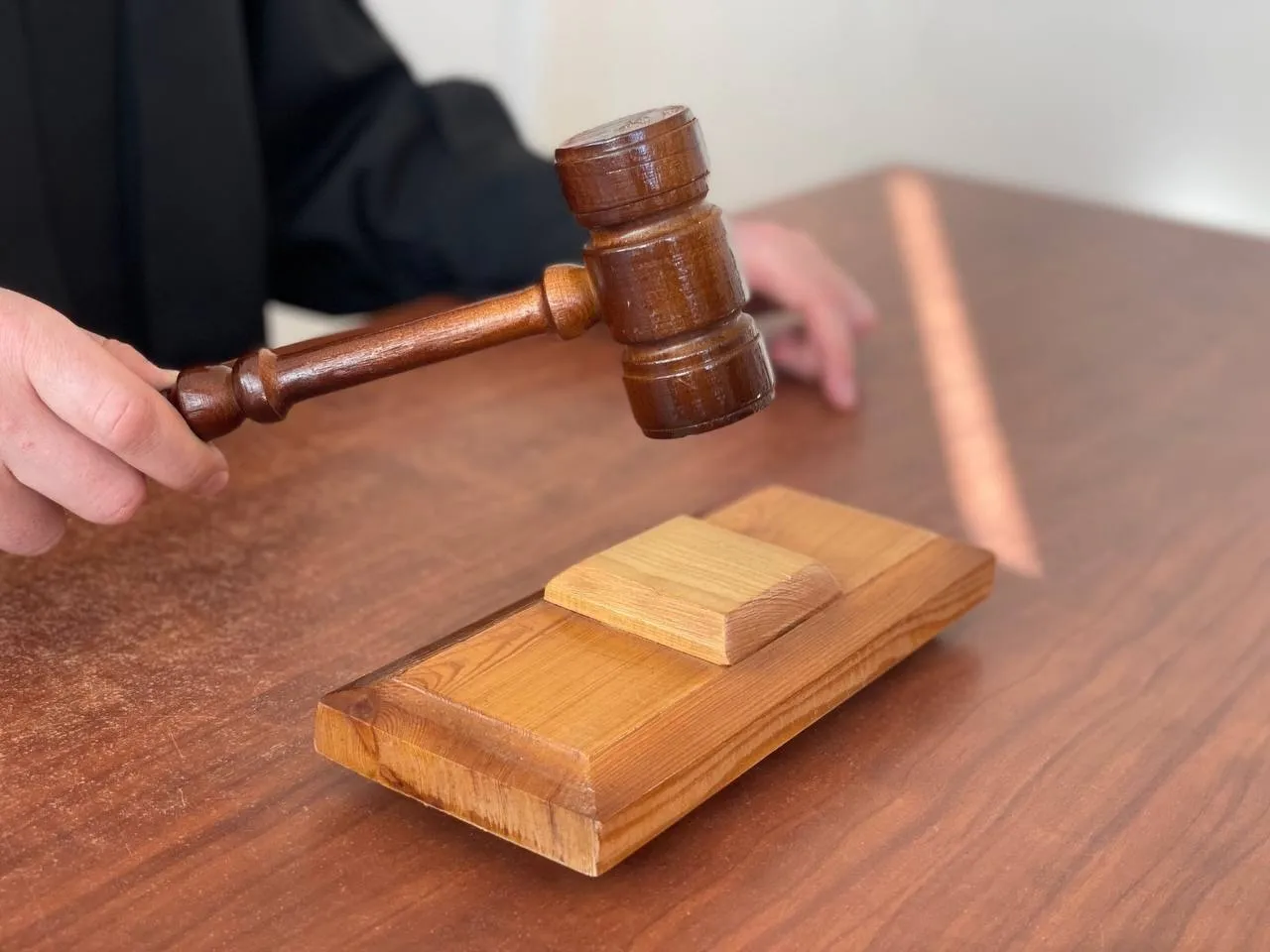 Суд оштрафовал расклейщиков объявлений по иску магнитогорских чиновников