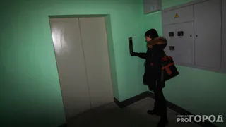 В многоэтажке Челябинска оборвался лифт с людьми