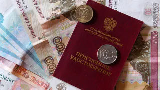 Пенсии работающим пенсионерам обещают проиндексировать в два этапа