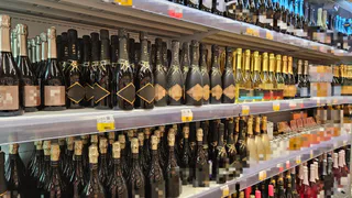 В Магнитогорске рецидивистка украла из магазина бутылку элитного алкоголя за 4 тысячи рублей