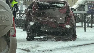 В Магнитогорске неуправляемый автомобиль после ДТП на перекрестке останавливали пешеходы 
