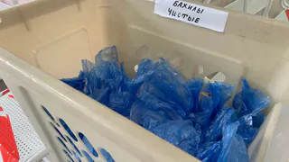 Опытные хозяйки скупают бахилы сотнями и бед не знают: вот для чего это нужно, польза невероятная — 5 лайфхаков