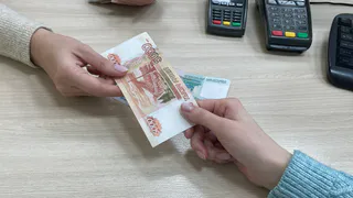 Южноуральцев уговаривают заменить старые пятитысячные купюры
