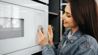 Старая засохшая еда слезет со стенок: положите 1 вещь в микроволновку - быстрый эффект