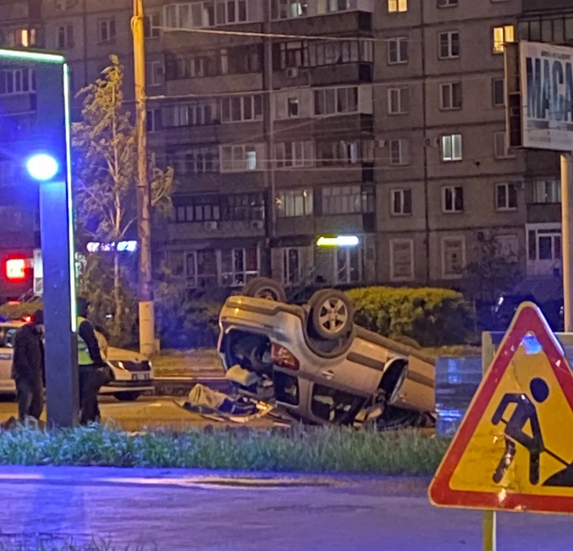 В Магнитогорске автомобиль перевернулся на крышу на месте дорожных работ