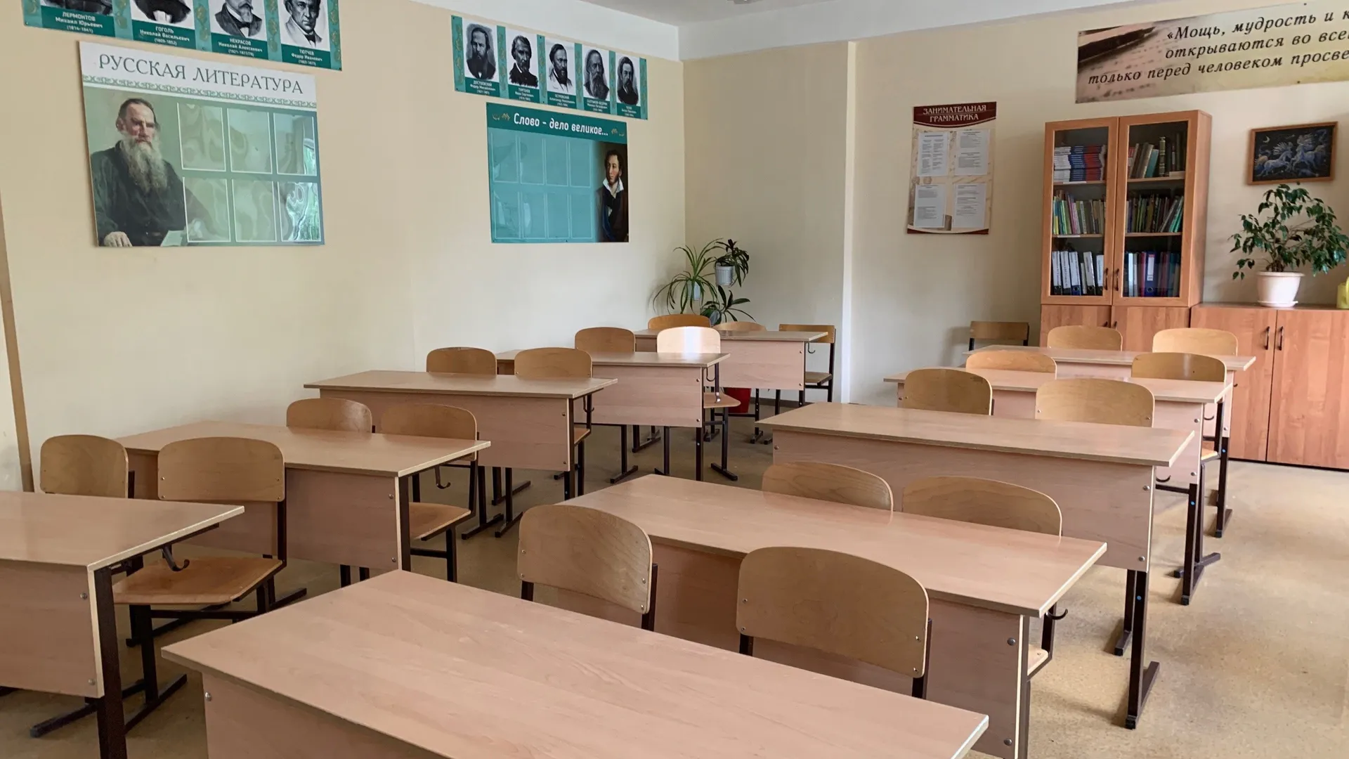 Челябинская школьница сломала обе кисти, снимая ролик для соцсетей: прокуратура начала проверку