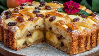 Рецепт вкуснейшей шарлотки с яблоками, орехами и изюмом: новый вариант любимого пирога