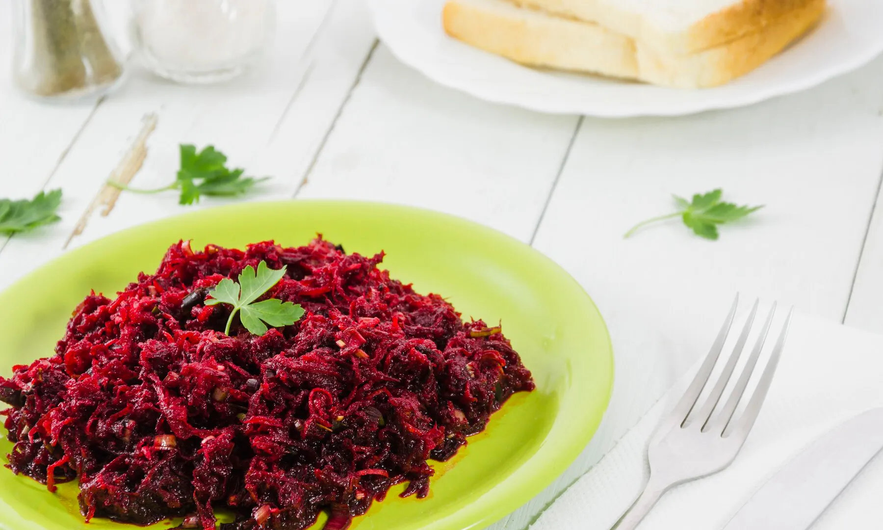 Берем свеклу и 1 банку кукурузы — а на выходе получаем вкуснейший салат: и на праздник, и на каждый день
