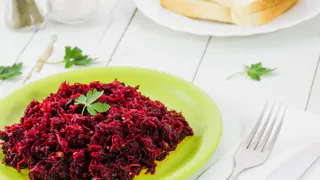 Берем свеклу и 1 банку кукурузы — а на выходе получаем вкуснейший салат: и на праздник, и на каждый день