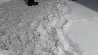 В Магнитогорске мужчина раздает бесплатно яйца прохожим на улице с самого утра