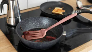 Самый лютый нагар слезет со сковородки за считанные секунды - 4 простые хитрости