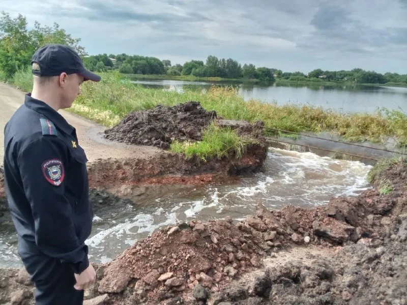 Попавшим в зону подтопления жителям Копейского округа оказывают помощь сотрудники полиции